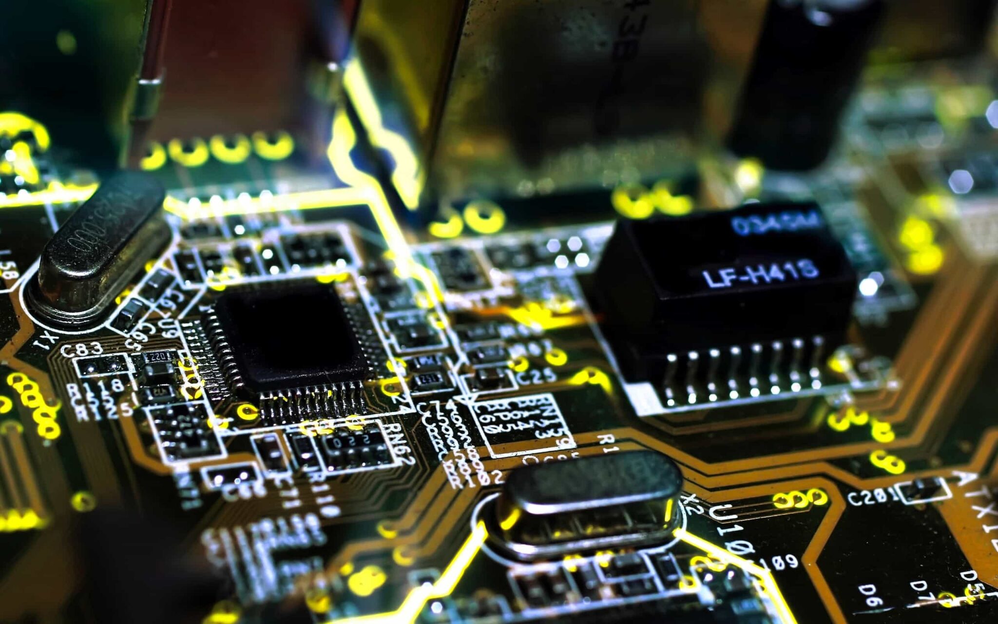 Il materiale informatico è costituito da qualsiasi dispositivo elettronico utilizzato per elaborare, archiviare o trasmettere dati